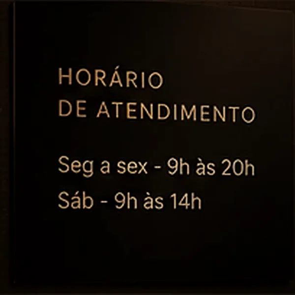 Placa com o horário de atendimento